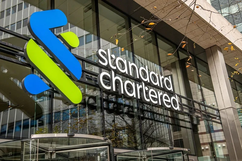 Standard Chartered lança depósitos tokenizados em blockchain Fachada do edifício do Standard Chartered, banco que lançou depósitos tokenizados em blockchain