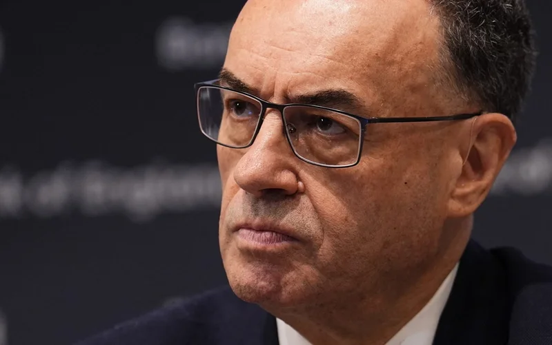 Bailey convoca cimeira para acelerar pagamentos globais Andrew Bailey durante anúncio de cimeira para acelerar pagamentos globais em Londres