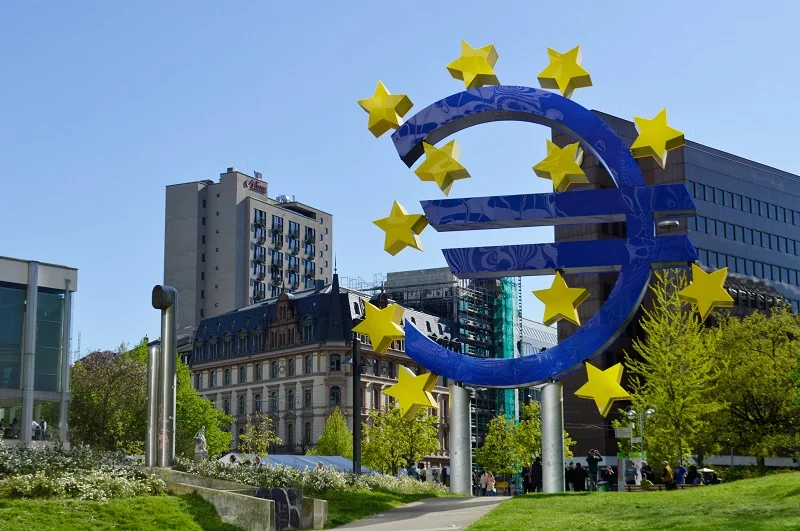 Stablecoins podem reduzir depósitos bancários, alerta BCE Símbolo do euro em frente ao Banco Central Europeu em Frankfurt, relacionado com o alerta do BCE sobre o impacto das stablecoins nos depósitos bancários